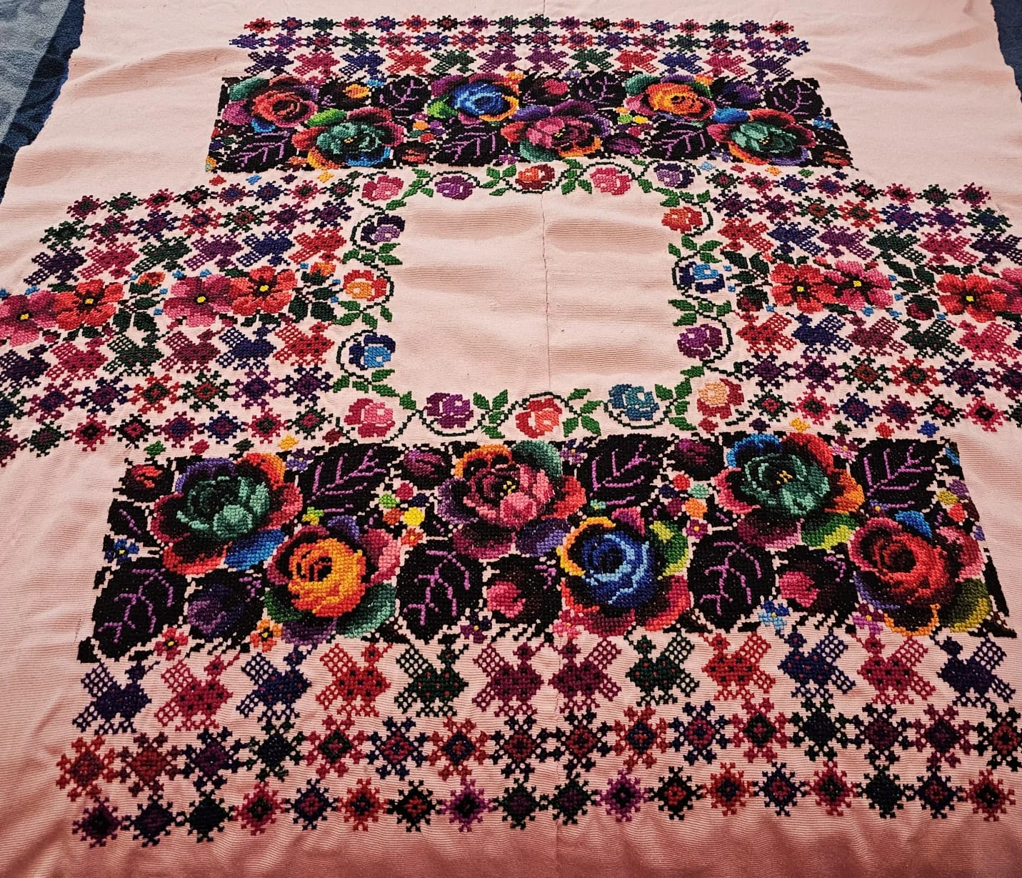 Lienzo negro con bordados florales multicolores
