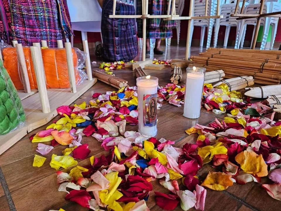 Flores y materiales de tejido preparados para una ceremonia